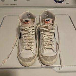 Nike blazer mid ‘77 women’s shoes size 8!